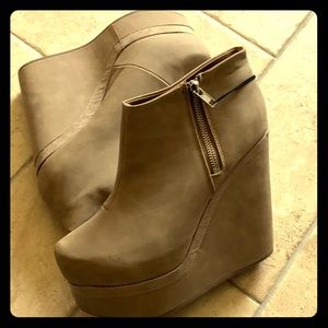 Dived by H&M Wedge Zippered Shoes